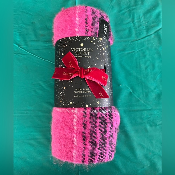 *NWT* Pink, black, & white Victoria Secret Scarf -  Holiday 2020 - Picture 1 of 4